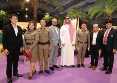 مع مسؤولين وزارة الشؤون الاسلامية السعودية وبعض من الحرس الملكي التايلندي